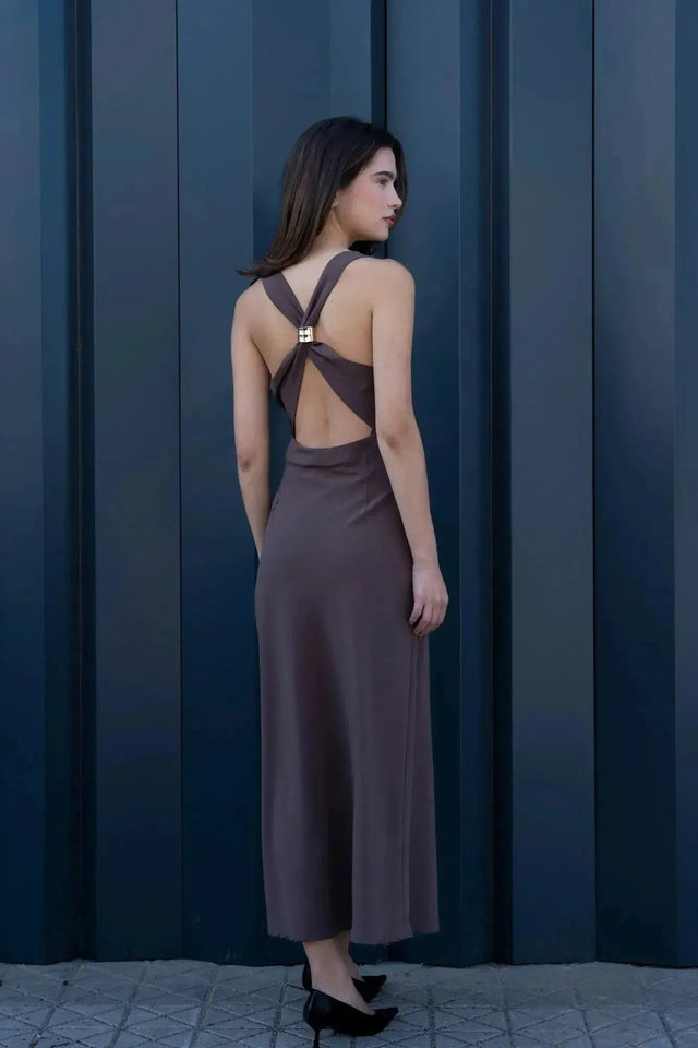 Modèle se tenant de dos dans une robe longue mariage civil détail doré, exhibant le style moderne de la robe longue dos nu.