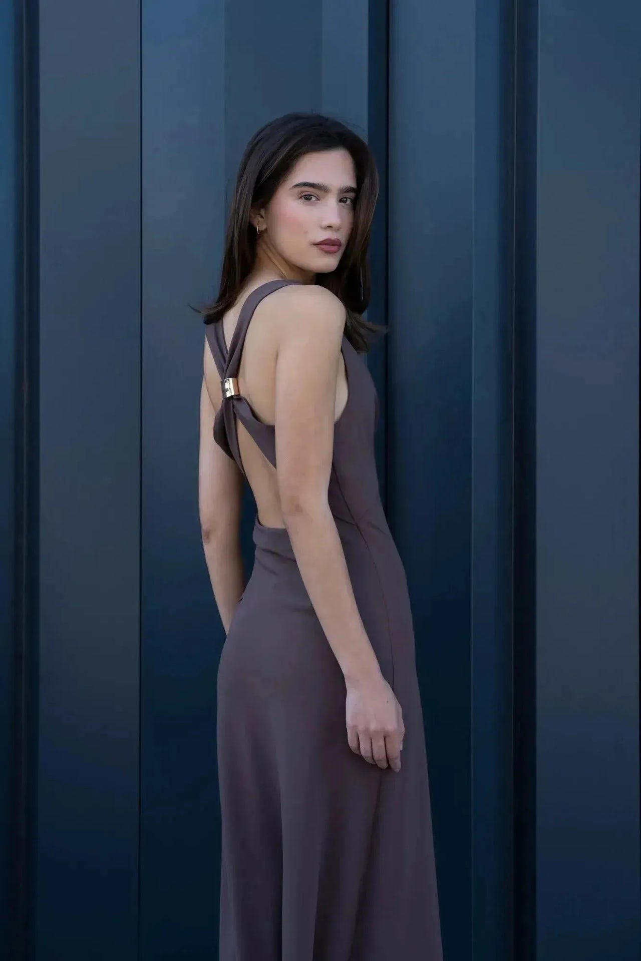 Vue arrière d'un modèle dans une robe longue mariage civil détail doré, soulignant la coupe élégante du dos nu de la robe longue dos nu.