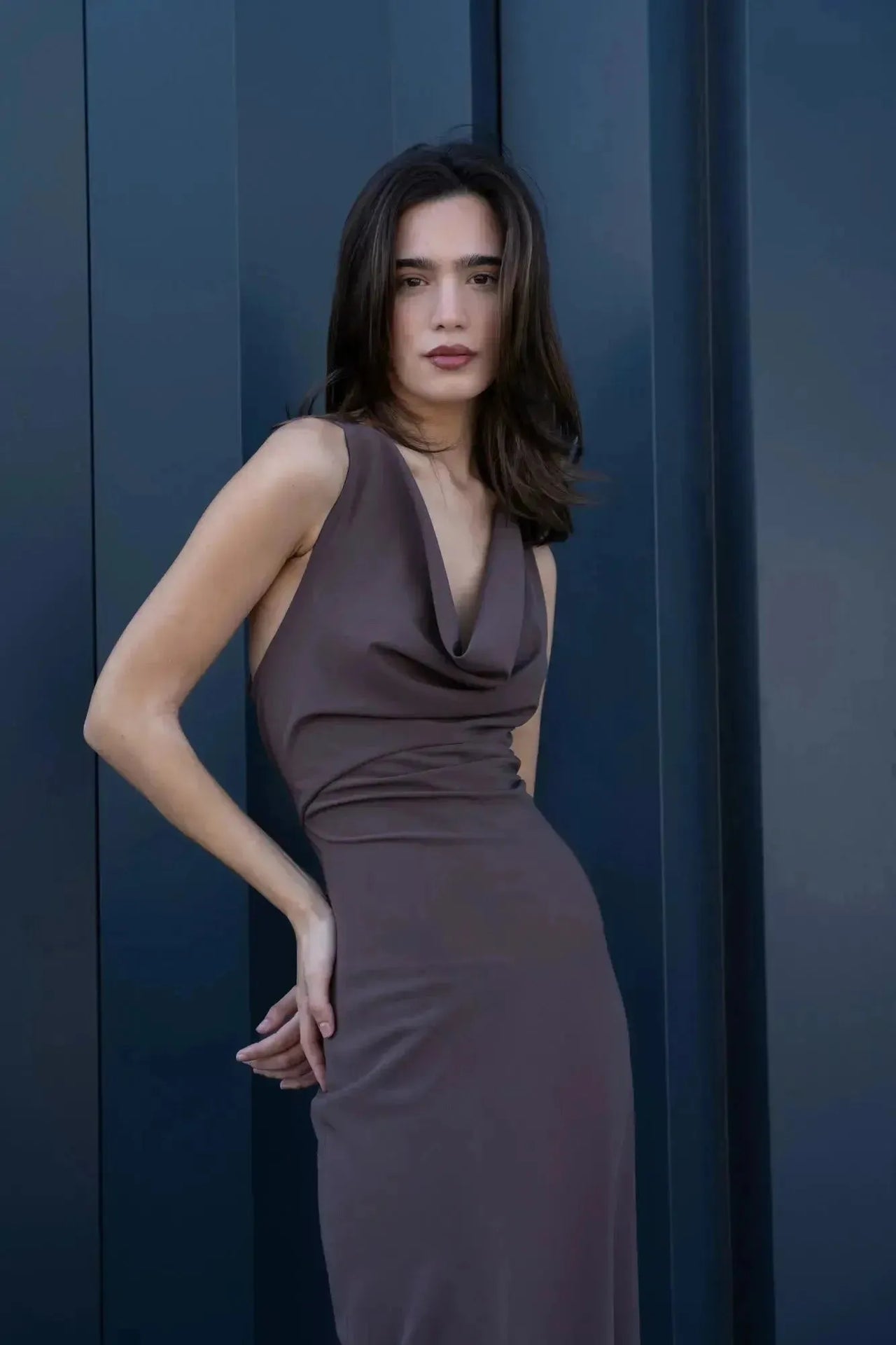 Femme portant une robe longue mariage civil détail doré, présentation du design élégant et du décolleté en V de la robe longue dos nu.