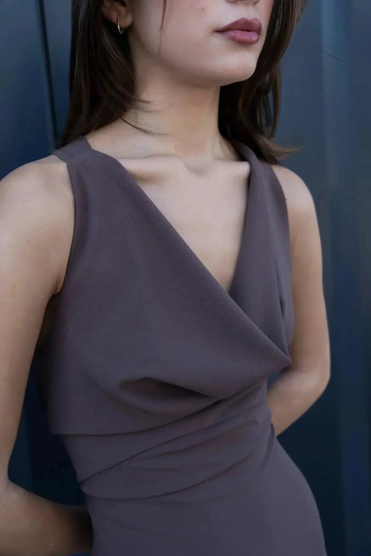 Focus sur le haut d'une robe longue mariage civil détail doré, mettant en avant le pliage élégant et la coupe du dos nu de la robe longue dos nu.