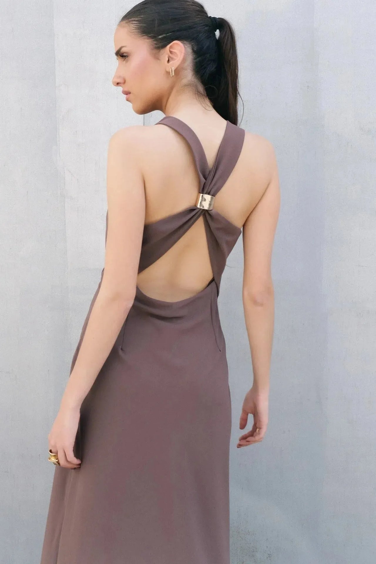 Détail sur le dos d'une robe longue mariage civil détail doré, illustrant la coupe dos nu sophistiquée de la robe longue dos nu.