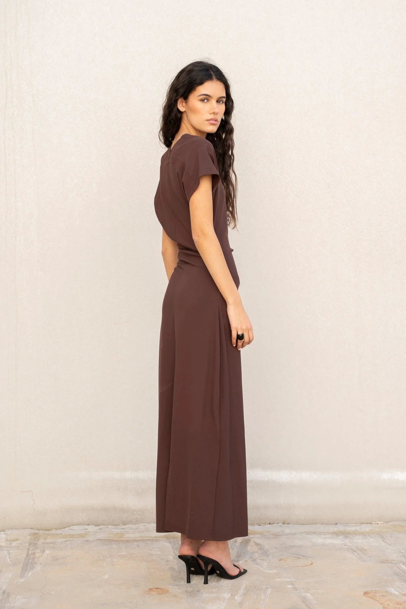 Robe midi femme avec détails drapés et dos ouvert, élégance minimaliste