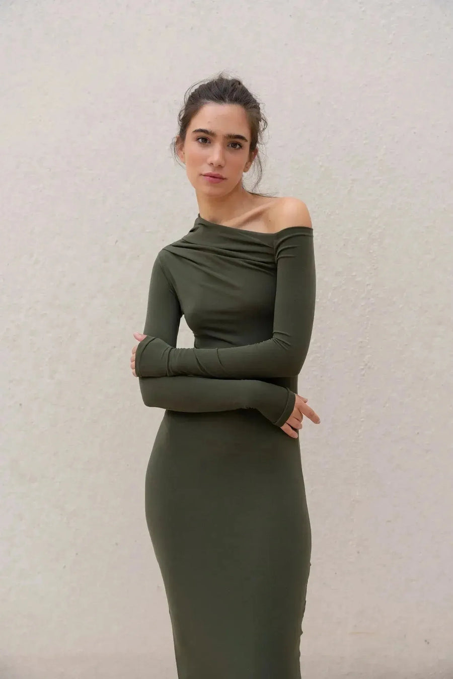 Modèle posant avec une robe moulante kaki femme à épaule dénudée, montrant l'élégance et la tendance de cette robe moulante kaki.