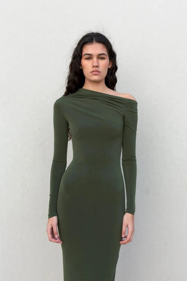 Portrait d'une jeune femme en robe moulante kaki femme à épaule dénudée, soulignant le design stylé de la robe moulante kaki.