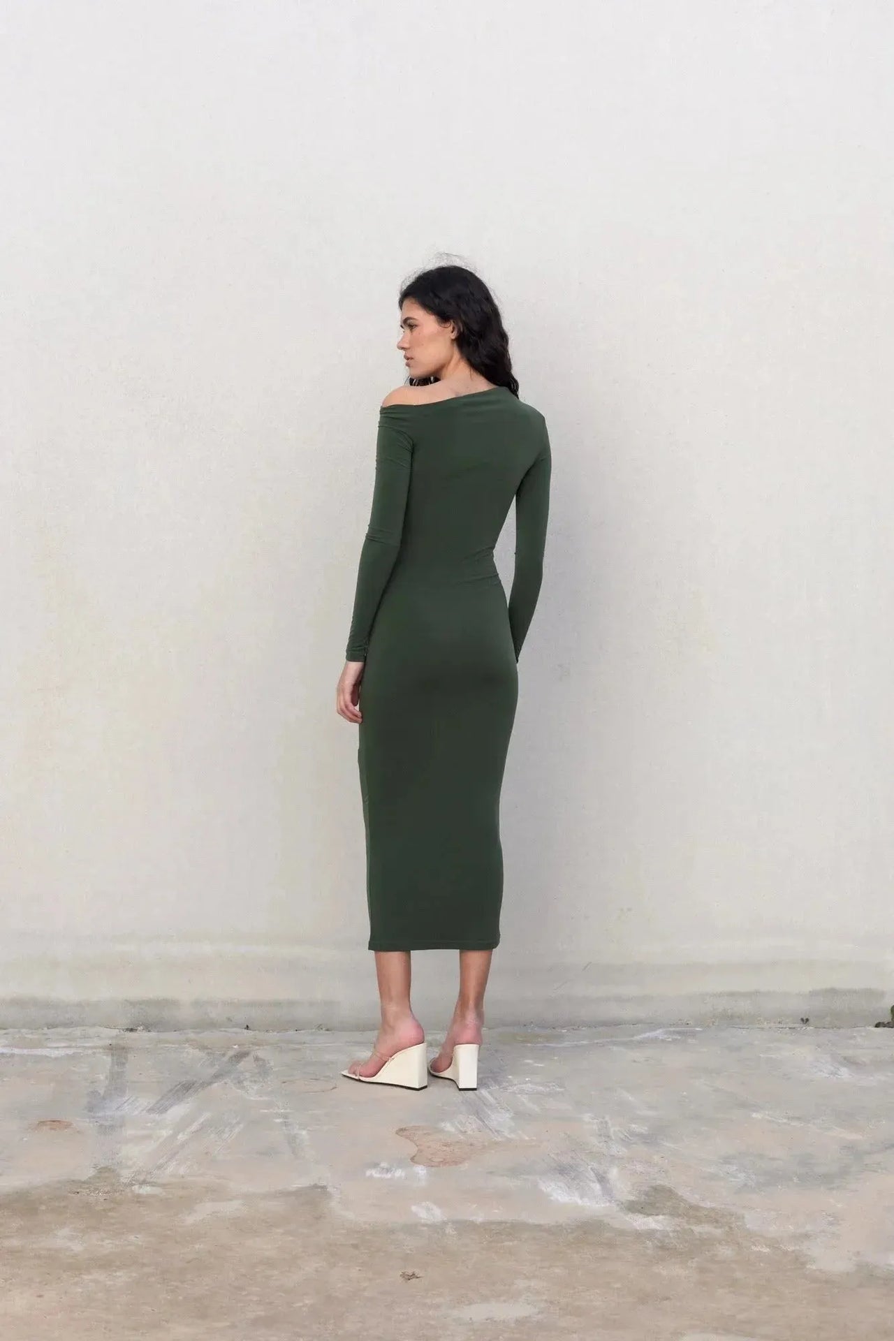 Vue arrière d'un modèle portant une robe moulante kaki femme à épaule dénudée, accentuant la coupe ajustée de la robe moulante kaki.