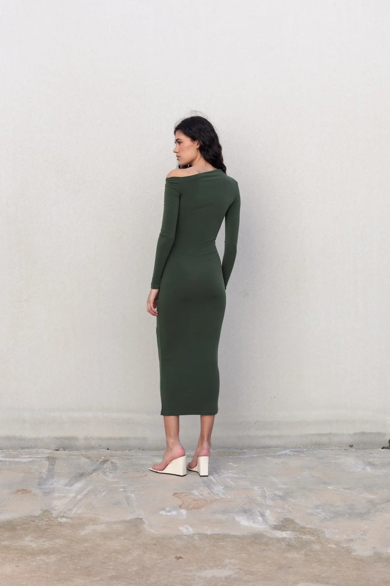 Robe longue moulante kaki femme à épaulettes avec une épaule exposée et manches longues