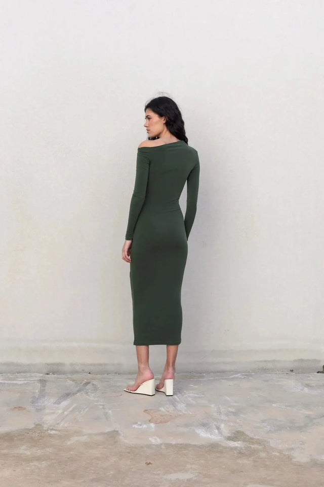 Vue arrière d'un modèle portant une robe moulante kaki femme à épaule dénudée, accentuant la coupe ajustée de la robe moulante kaki.