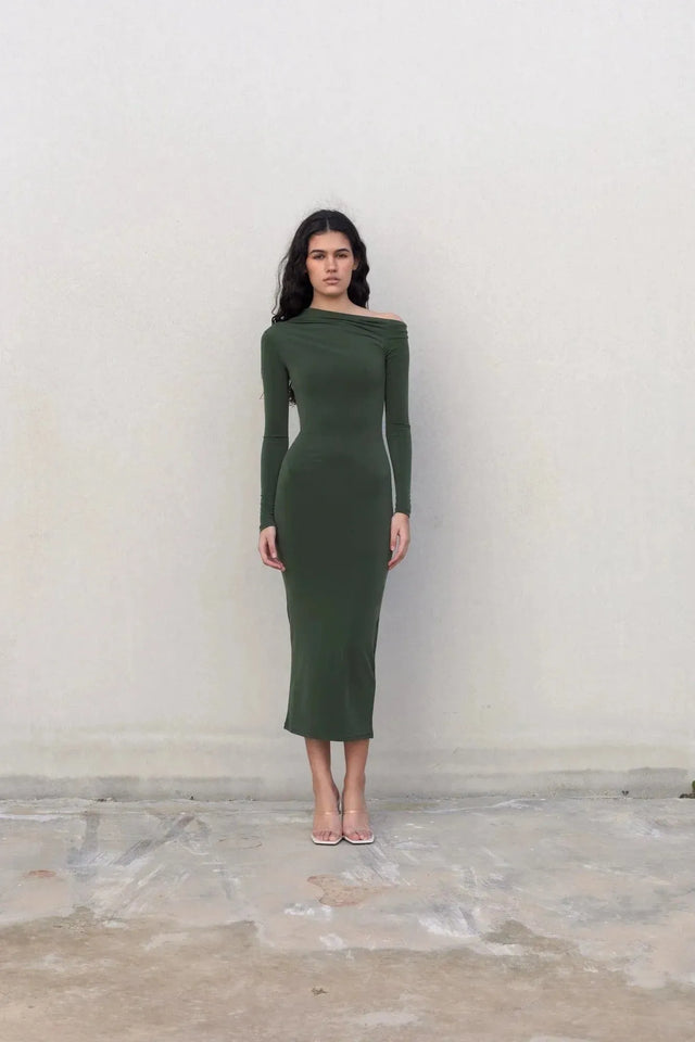 Modèle en robe moulante kaki femme à épaule dénudée, regardant l'objectif, illustrant l'élégance et le style contemporain de la robe moulante kaki.