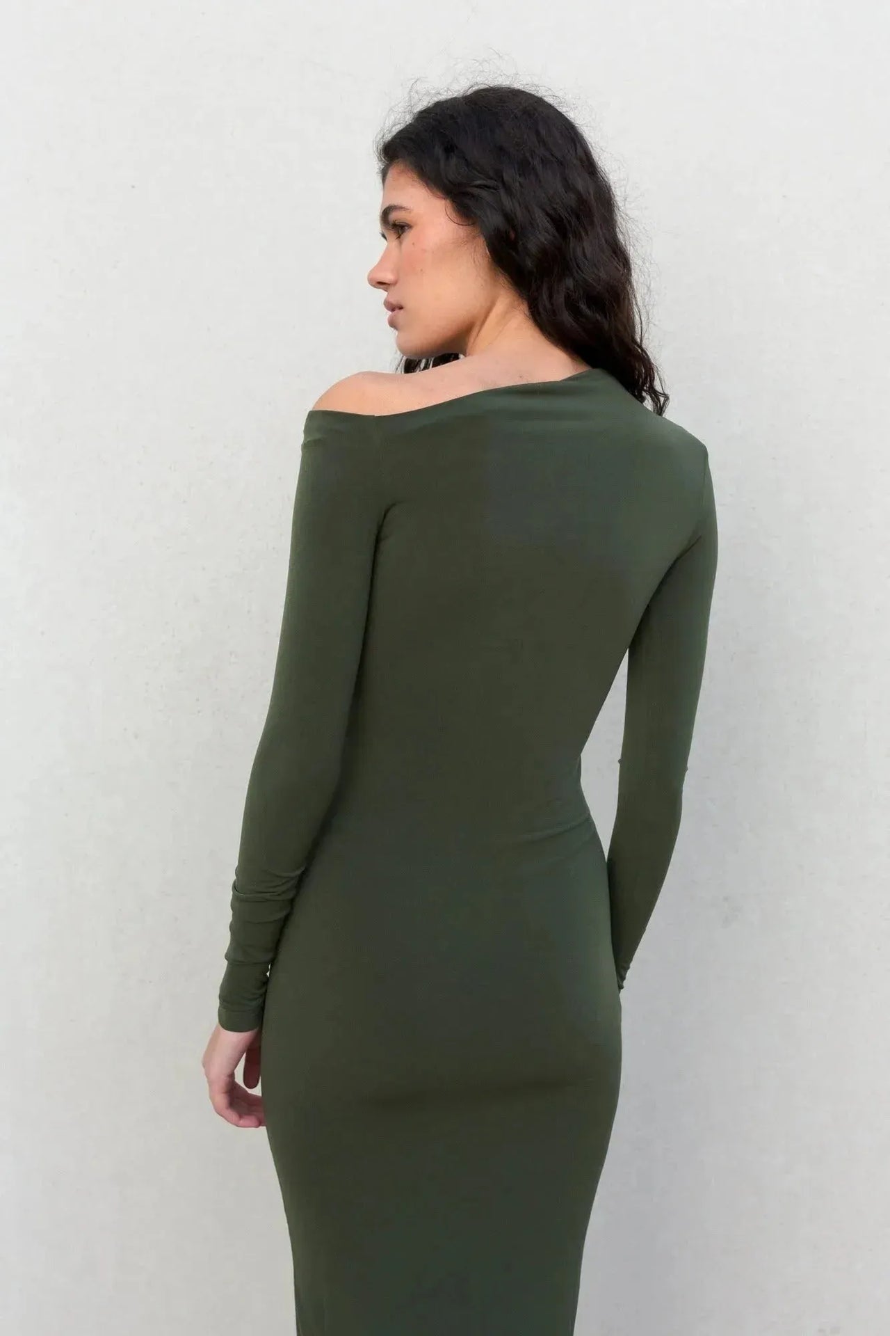 Focus sur le bas de la robe moulante kaki femme à épaule dénudée, illustrant la fluidité du tissu de la robe moulante kaki.