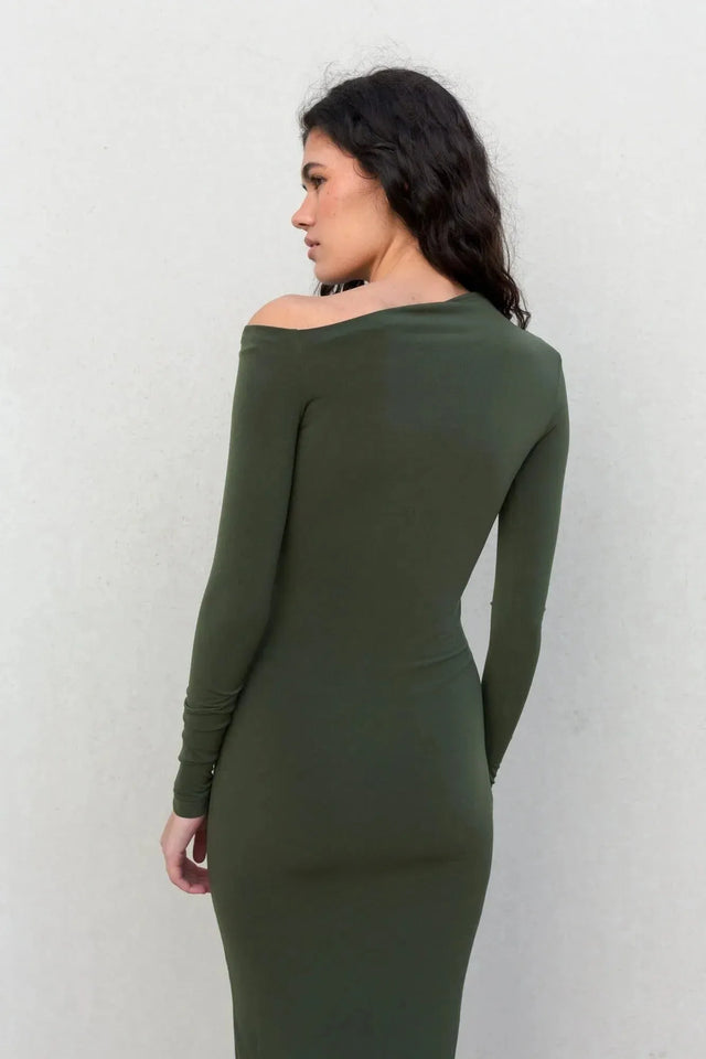 Focus sur le bas de la robe moulante kaki femme à épaule dénudée, illustrant la fluidité du tissu de la robe moulante kaki.