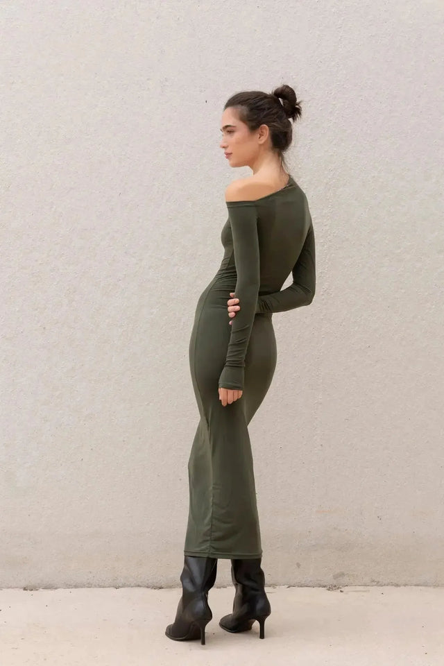 Profil d'un modèle en robe moulante kaki femme à épaule dénudée, illustrant la silhouette galbée offerte par la robe moulante kaki.