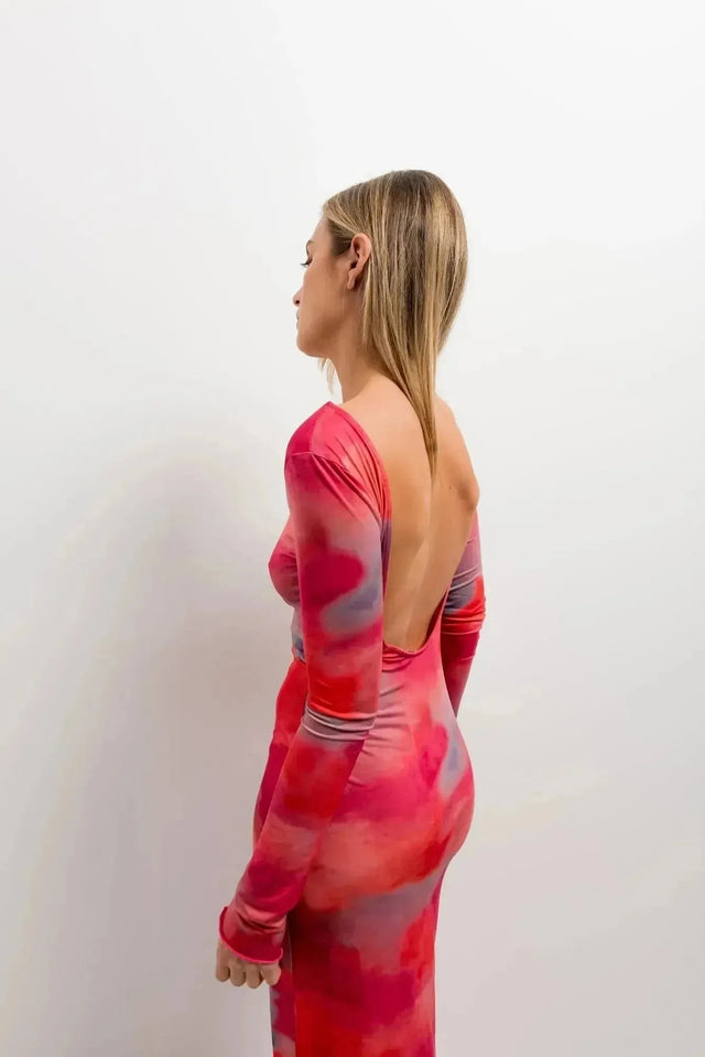 Femme avec un dos nu dans une robe moulante pour femme tie-dye à manches longues, créant une allure chic et moderne.