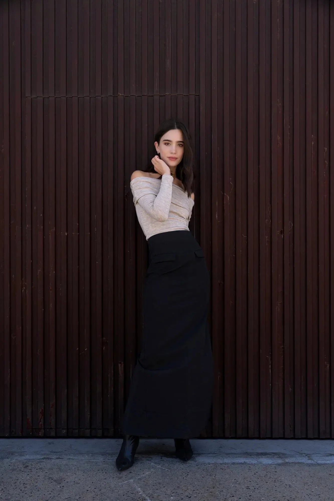 Femme portant une jupe midi avec fente latérale et haut beige tendance