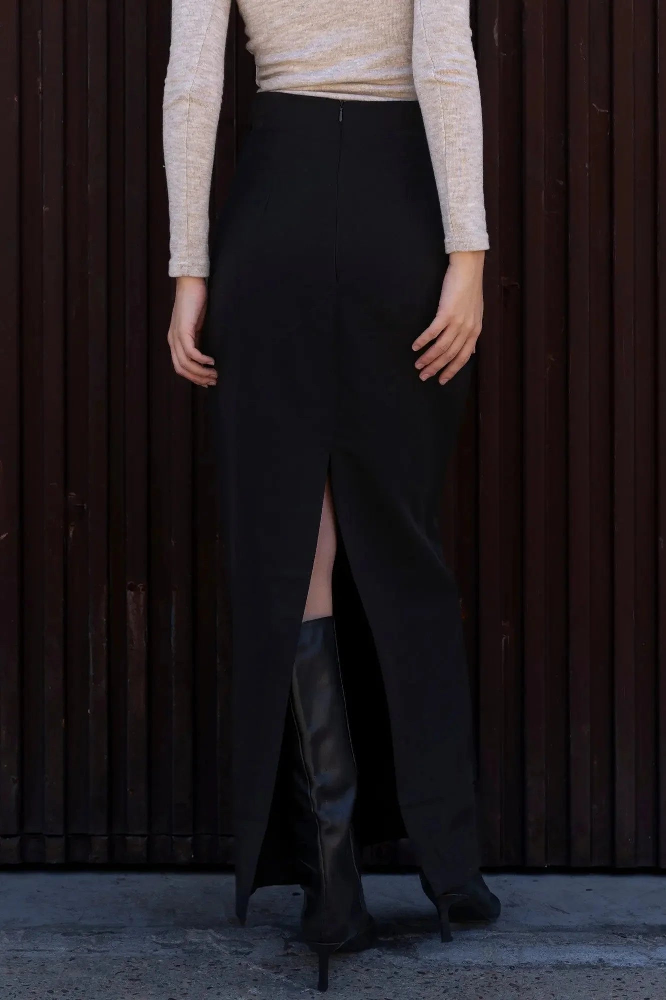 Jupe midi noire avec fente latérale et haut beige à manches longues pour femme