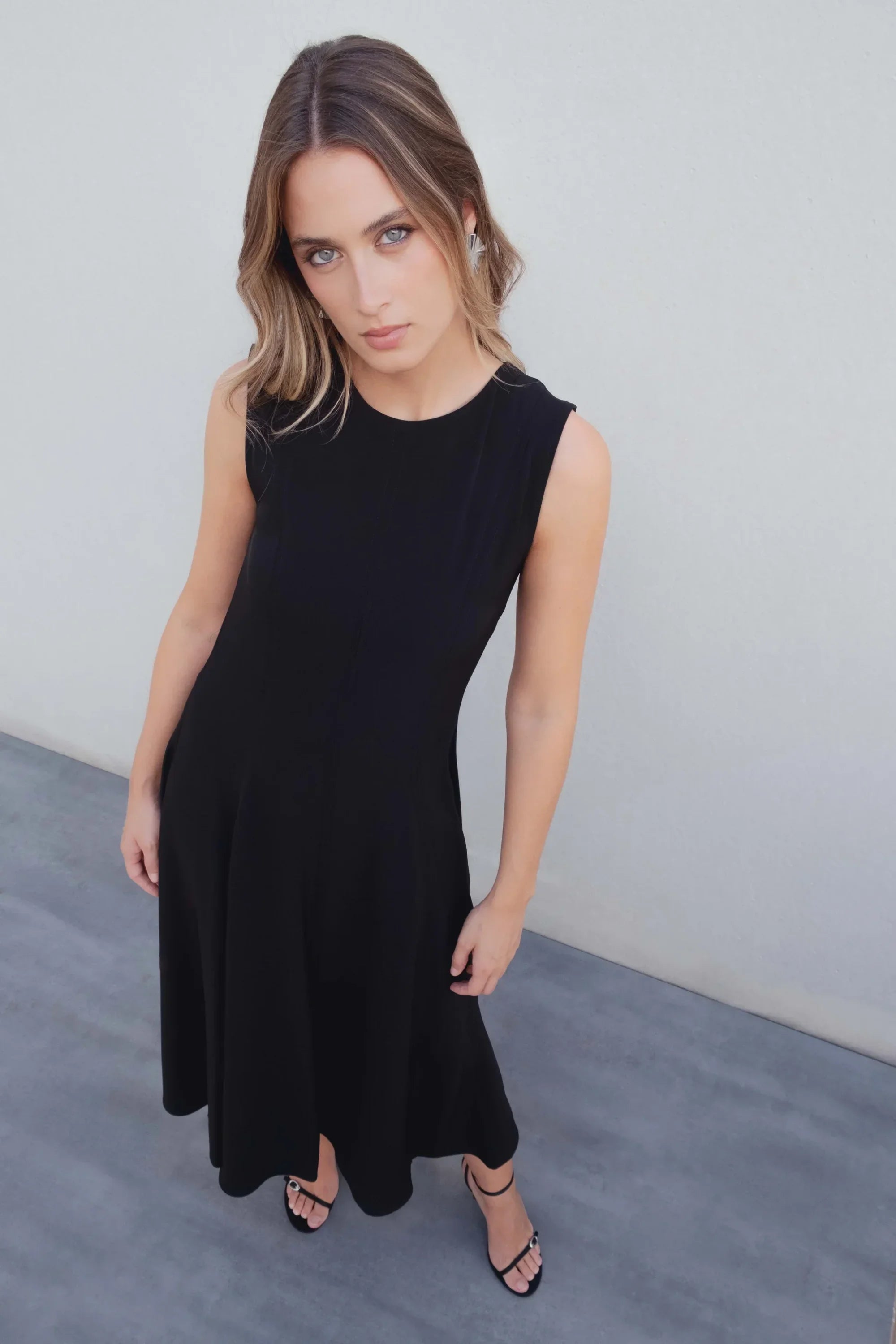 Robe noire élégante sans manches avec fente latérale et col rond, robe longue noire