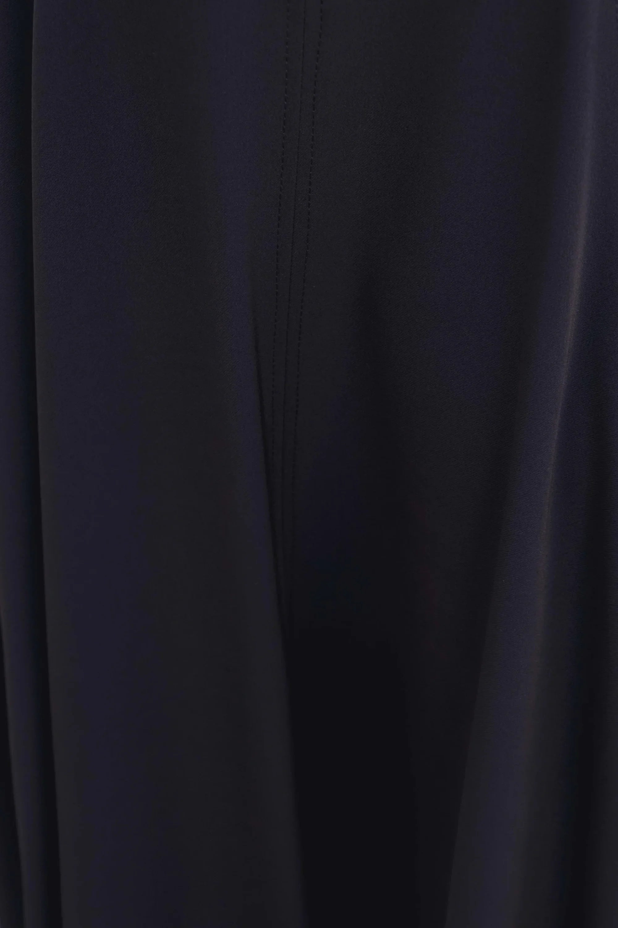 Robe noire élégante sans manches en tissu bleu foncé avec plis verticaux subtils