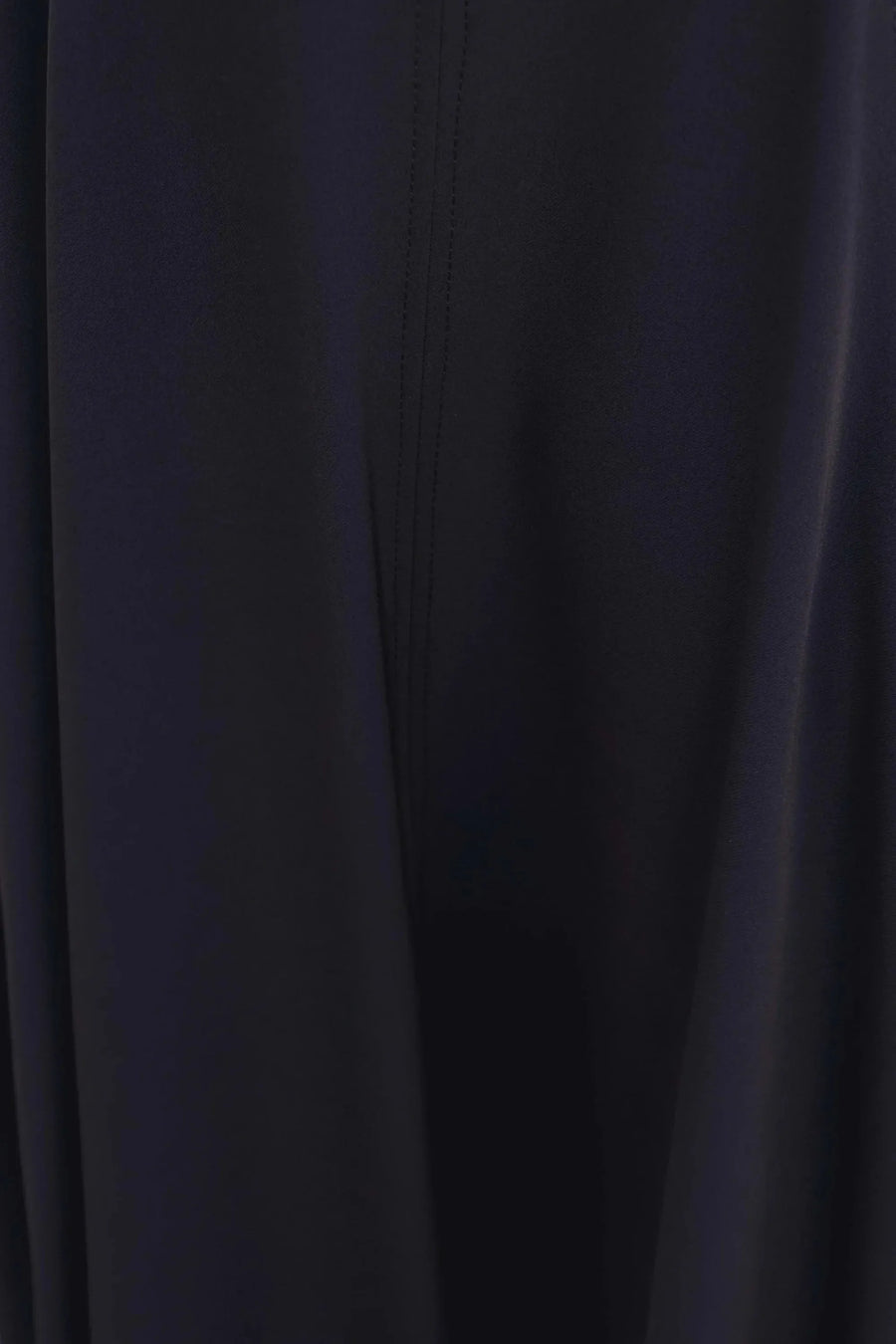 Détail de la Robe Longue Noire Élégante Sans Manches - Coupe Midi, Ourlet Festonné, Col Rond, montrant le tissu et la coupe raffinée de la robe.