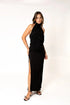 Robe longue noire pour mariage civil et soirée chic, montrant le style moderne et chic de la robe col halter.