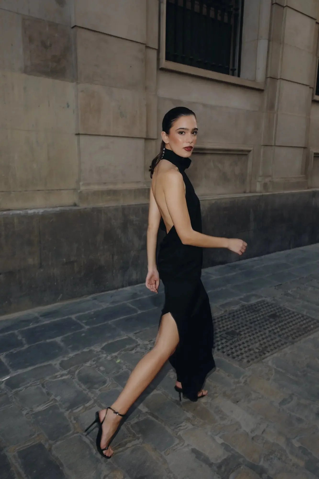 Robe longue noire pour mariage civil et soirée chic avec dos nu et haut slit