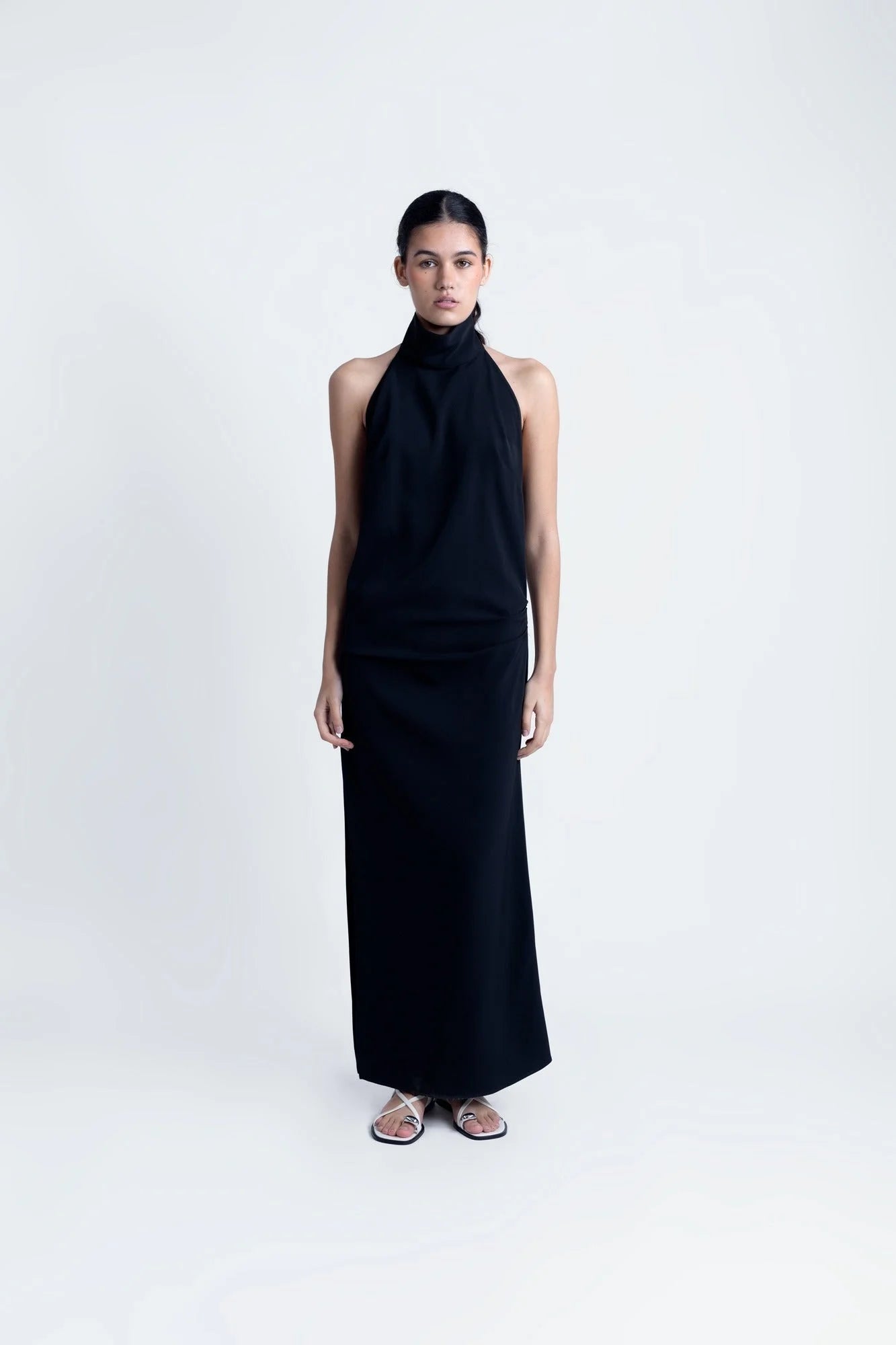 Robe longue noire pour mariage civil et soirée chic avec col haut et sandales plates blanches