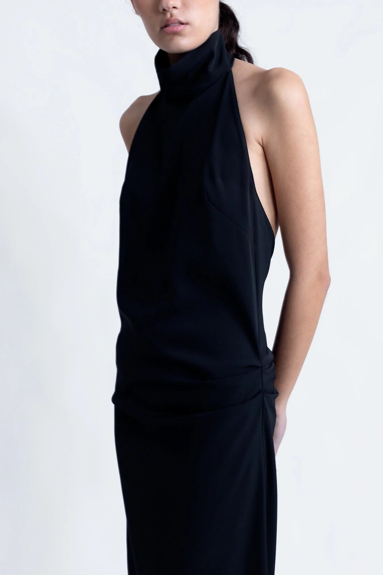 Robe longue noire sans manches pour mariage civil et soirée chic, avec drapé latéral