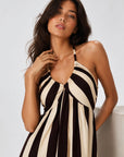 Robe longue rayée détail du décolleté
