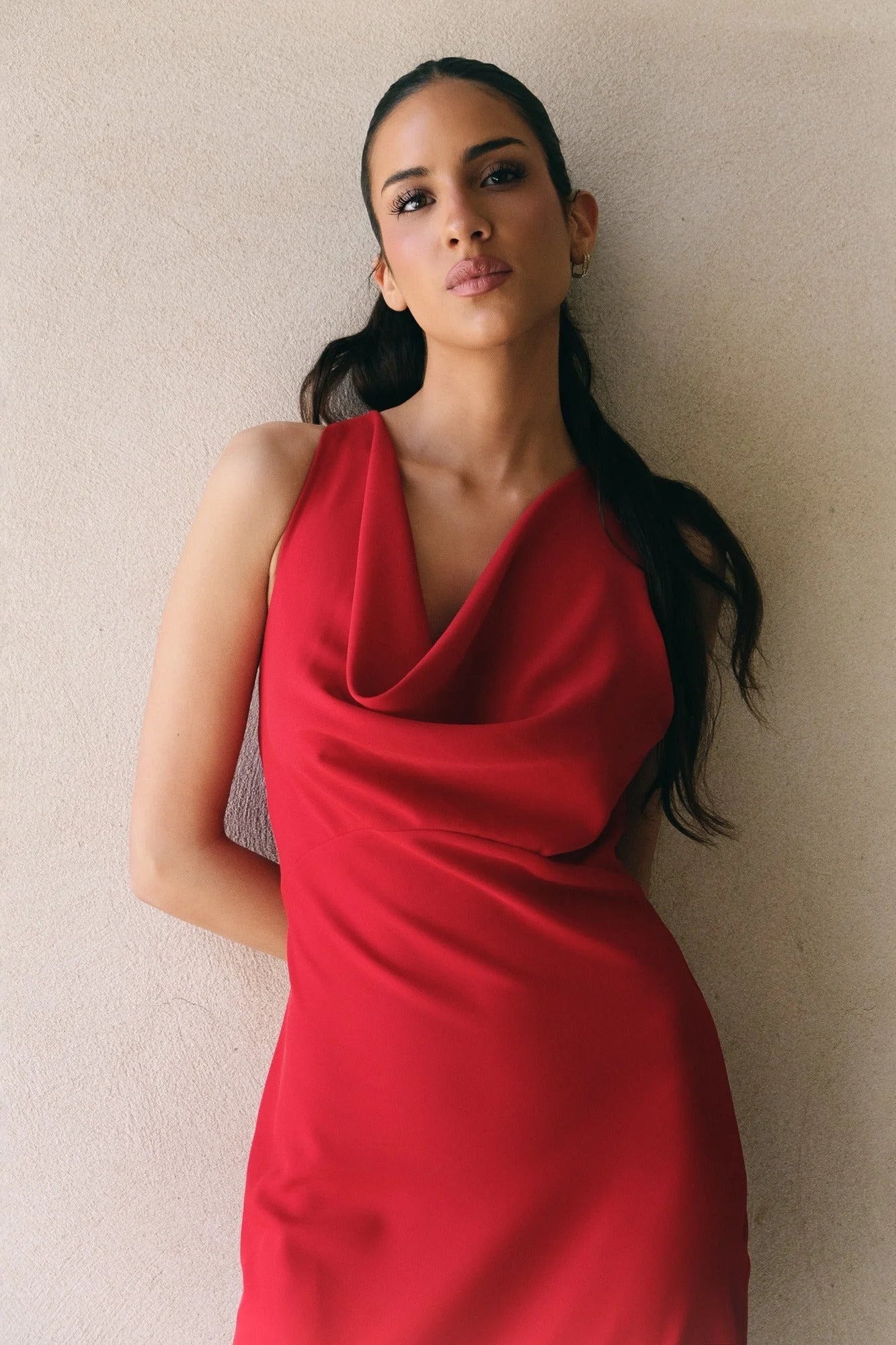 Robe longue rouge dos nu col bénitier portée par une femme en robe longue rouge élégante