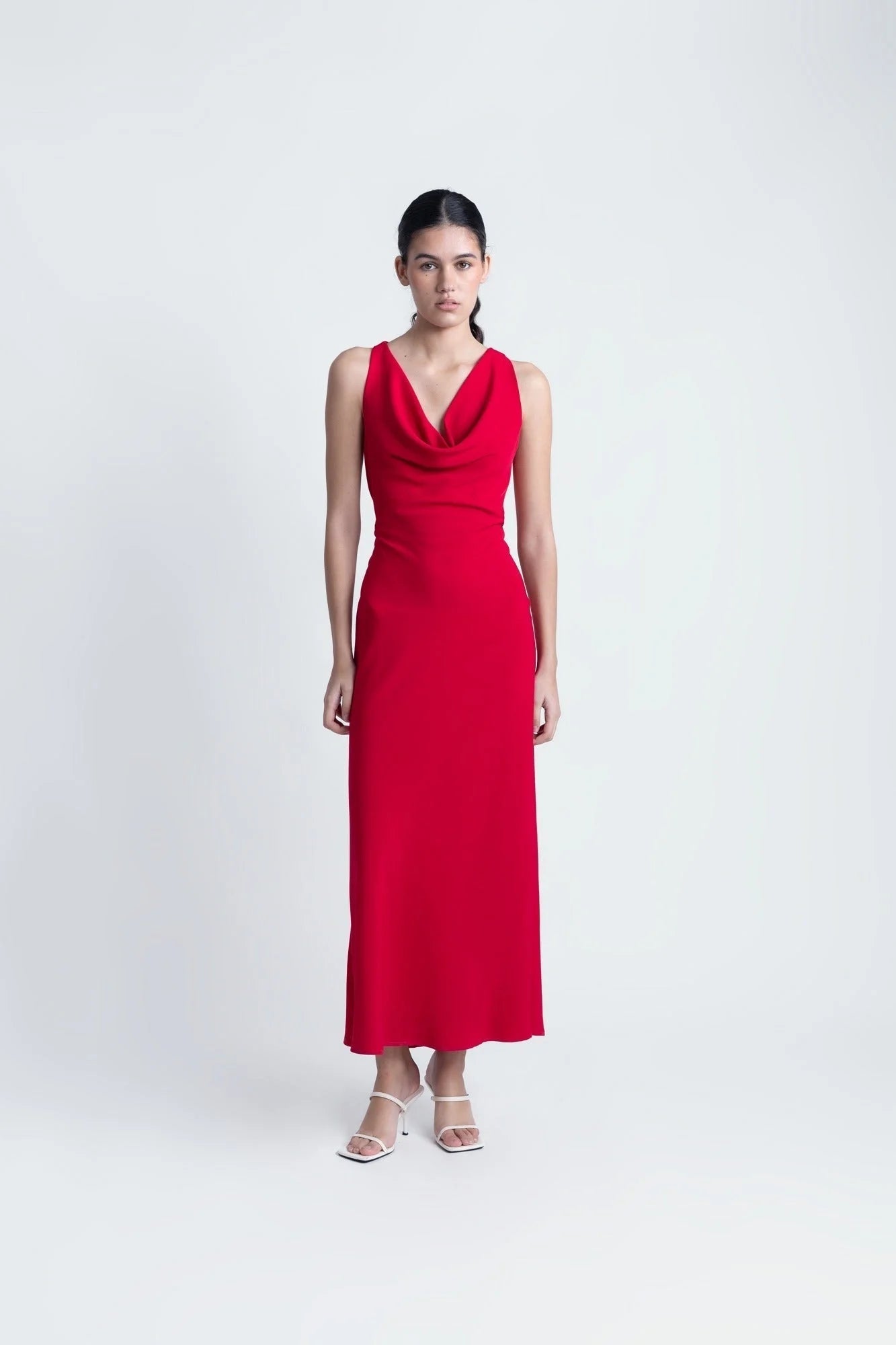 Robe longue rouge sans dos avec col bénitier et talons blancs ouverts