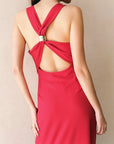 Vue arrière d'une robe longue rouge dos nu croisé avec bijou doré, idéale pour un look sophistiqué, une belle robe chic de soirée.