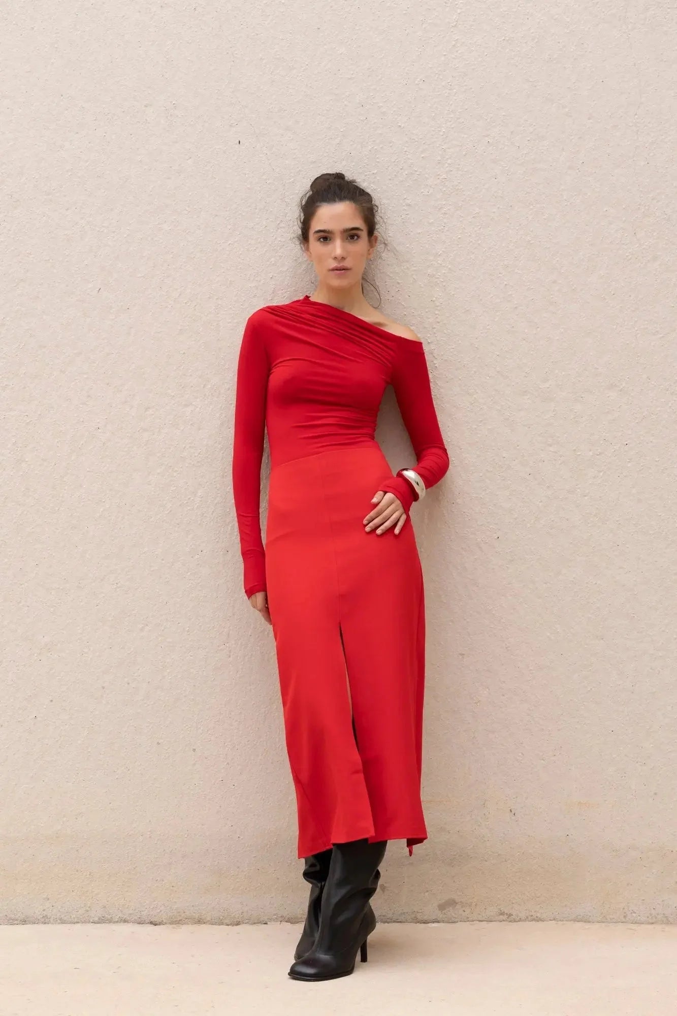 Robe longue rouge fendue à manches longues avec jupe midi et bottes noires hautes