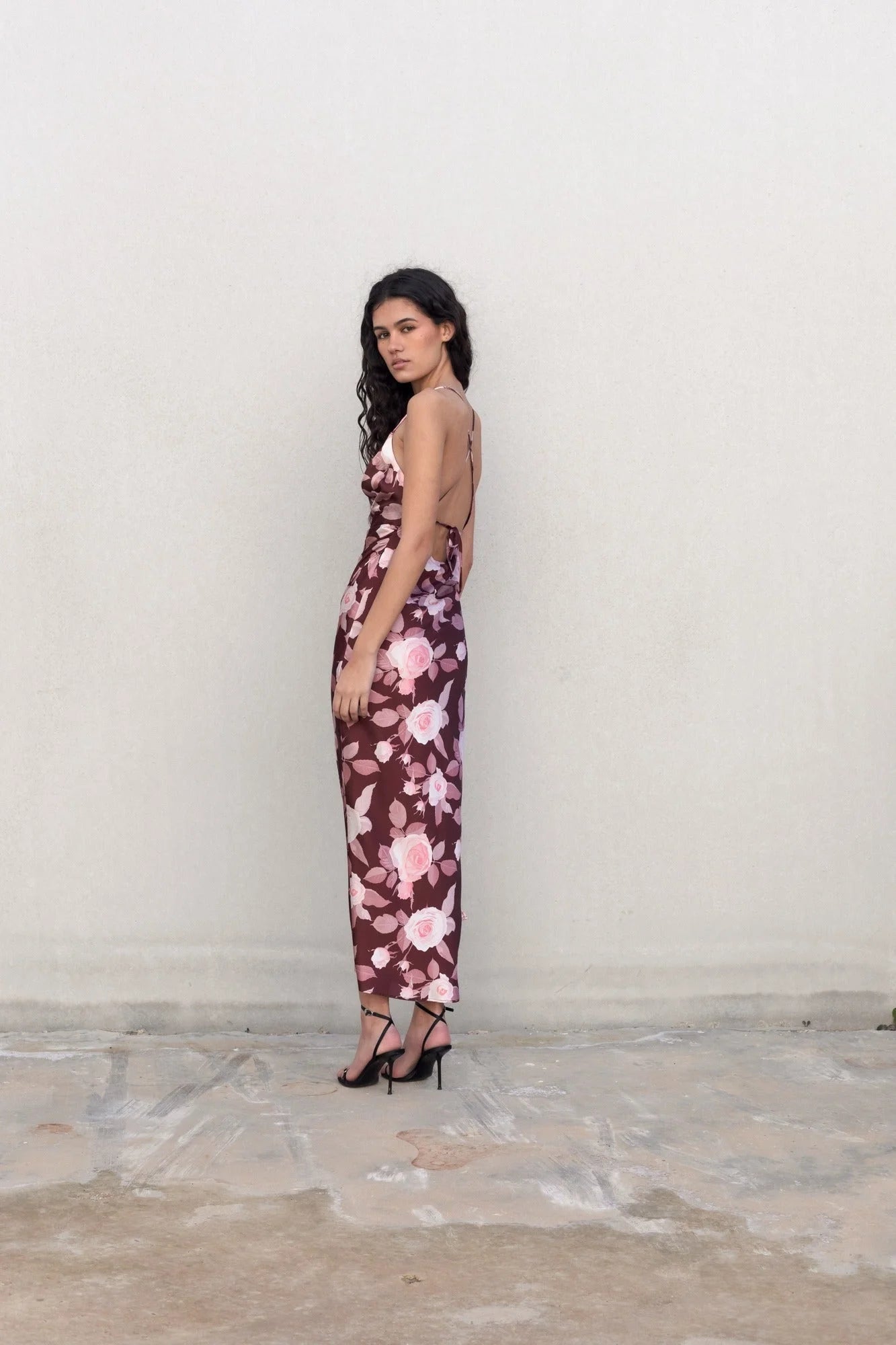 Robe longue satinée bordeaux à fleurs avec dos nu croisé et fente élégante