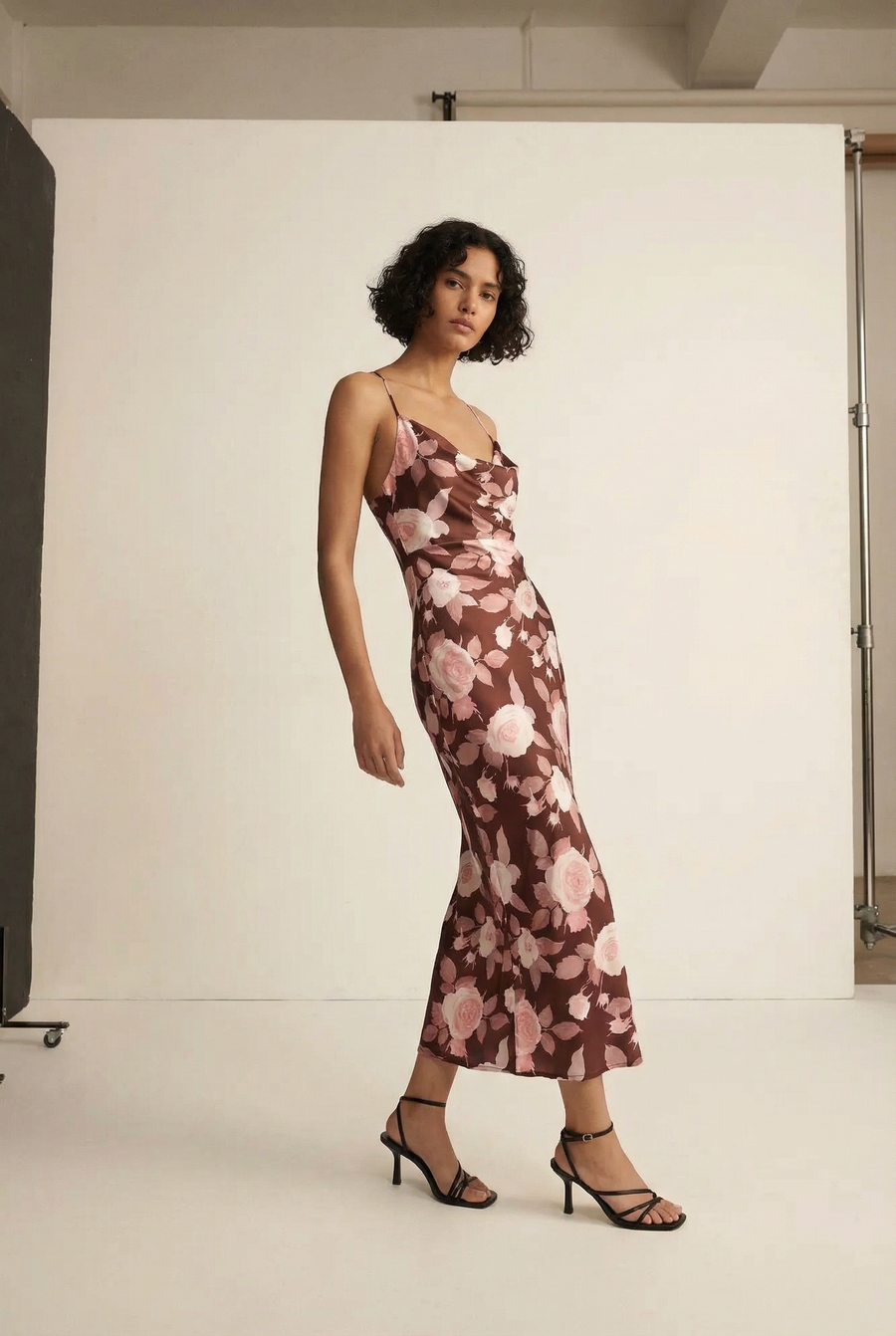 Vestido largo de raso con estampado floral y cuello b convertidor