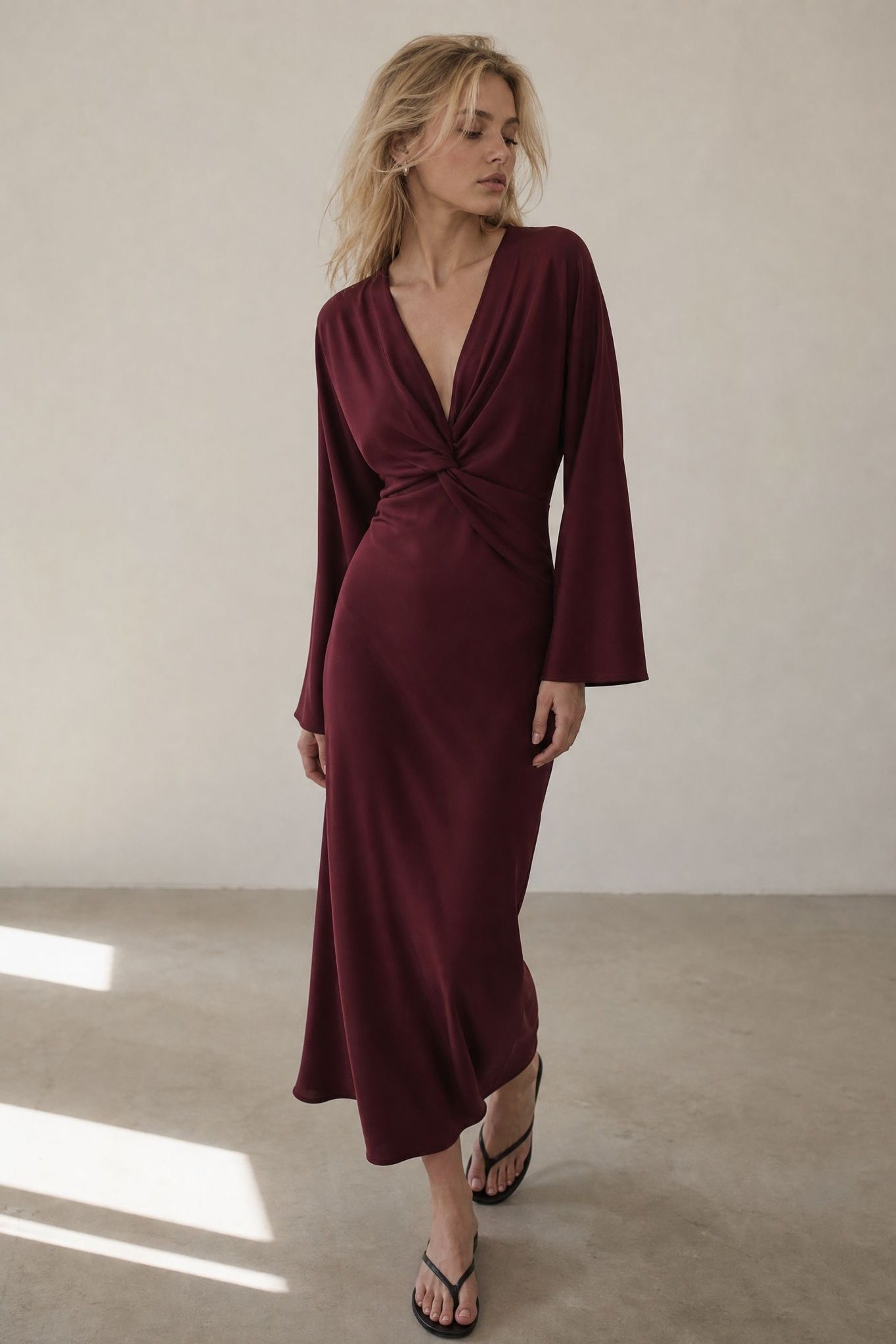 Robe longue satinée bordeaux col V nouée