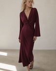 Robe longue satinée bordeaux col V nouée