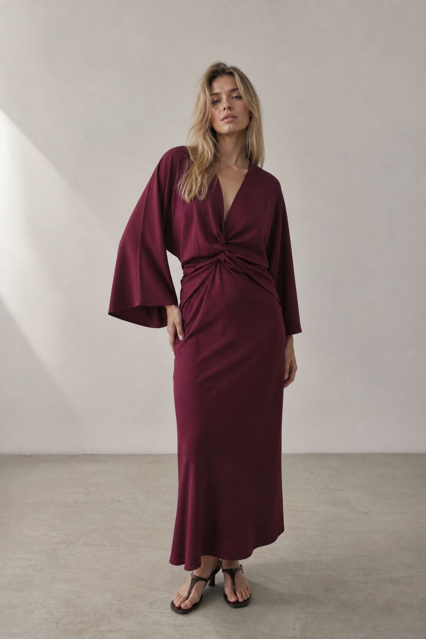 Robe longue satinée bordeaux col V nouée