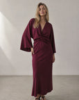 Robe longue satinée bordeaux col V nouée