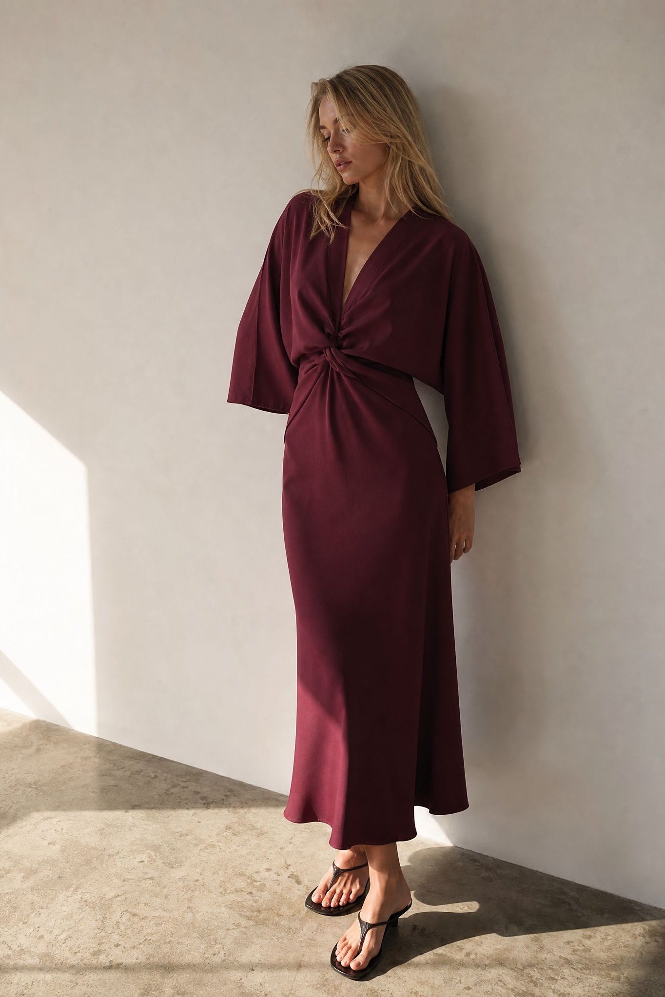 Robe longue satinée bordeaux col V nouée