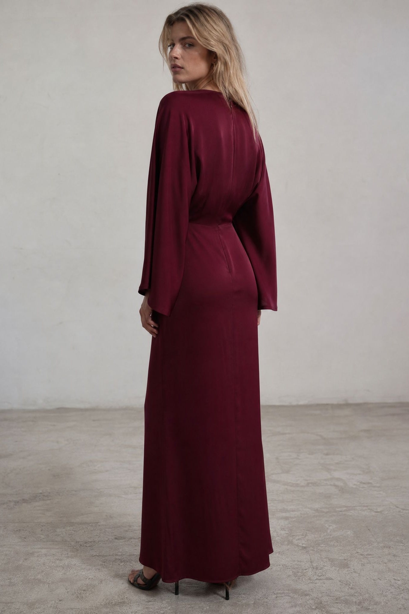 Robe longue satinée bordeaux col V nouée