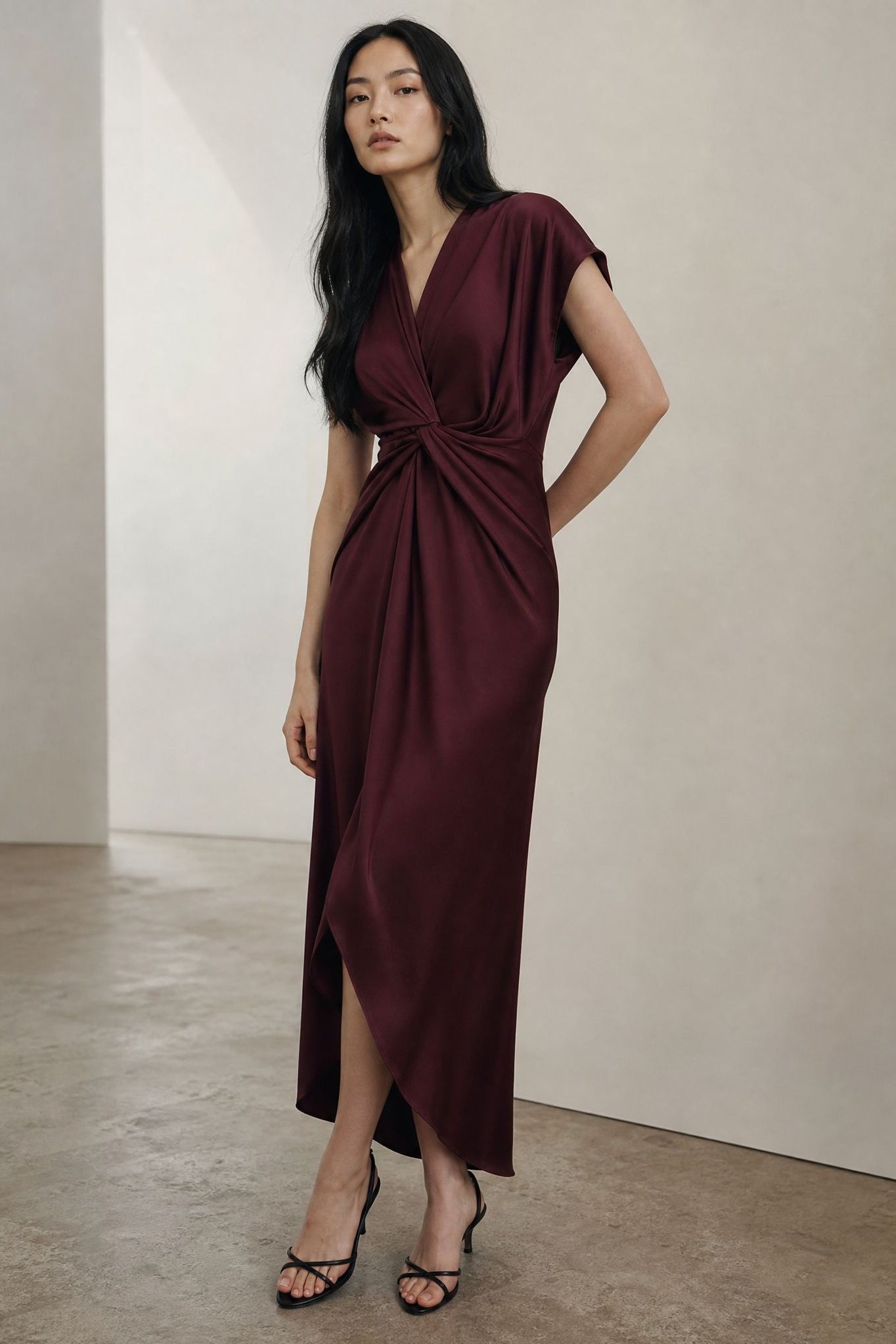 Robe longue satinée bordeaux col V nouée