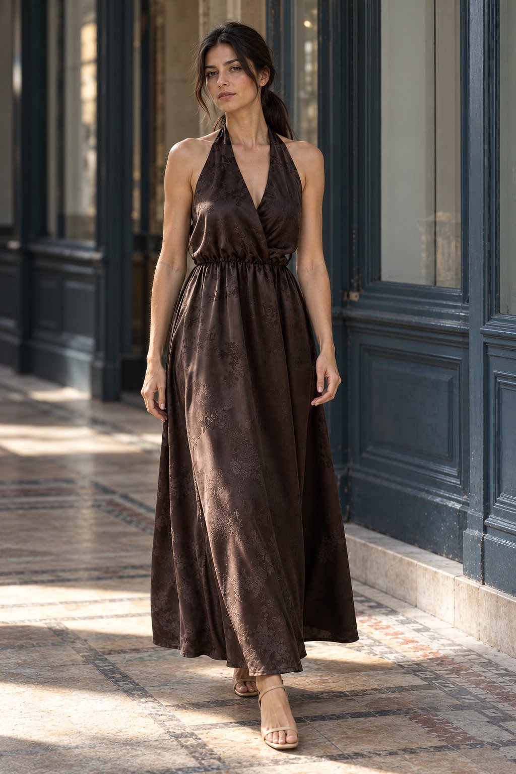 Robe longue satinée col halter