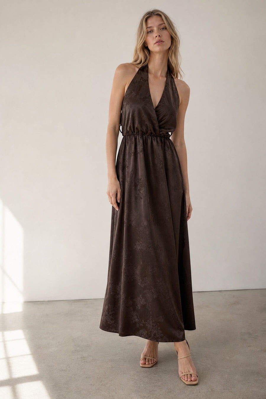 Robe longue satinée col halter