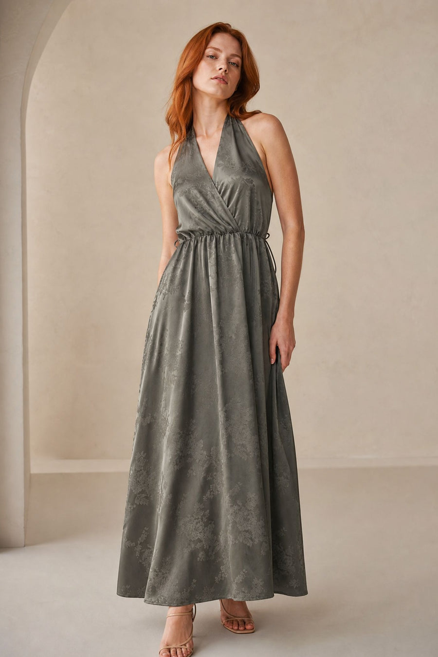 Robe longue satinée col halter