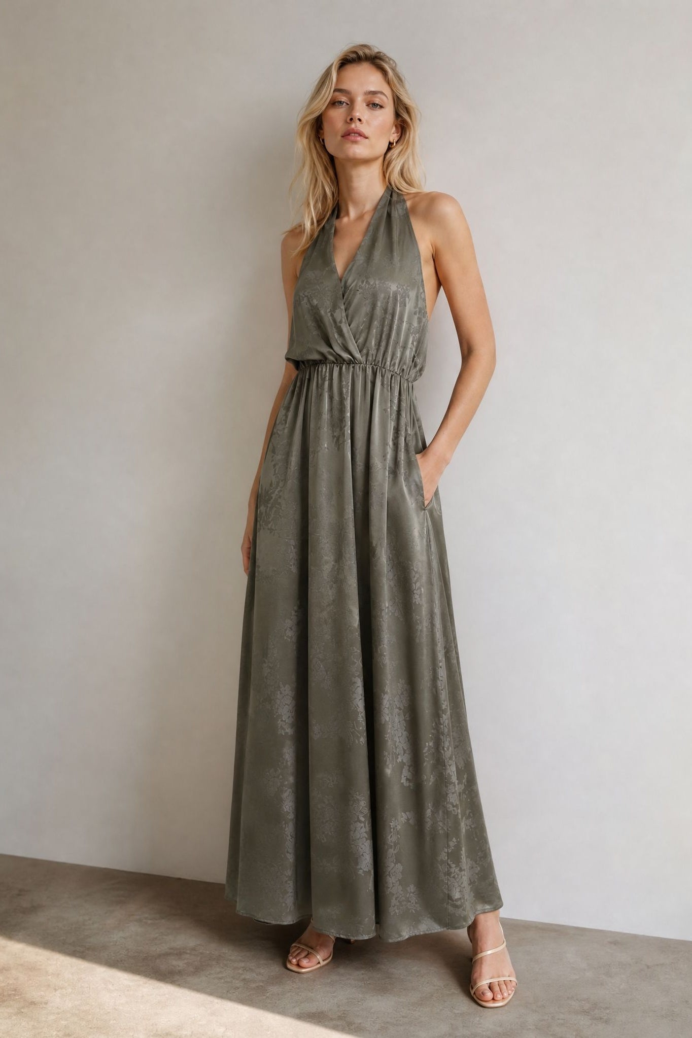 Robe longue satinée col halter