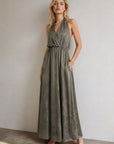 Robe longue satinée col halter