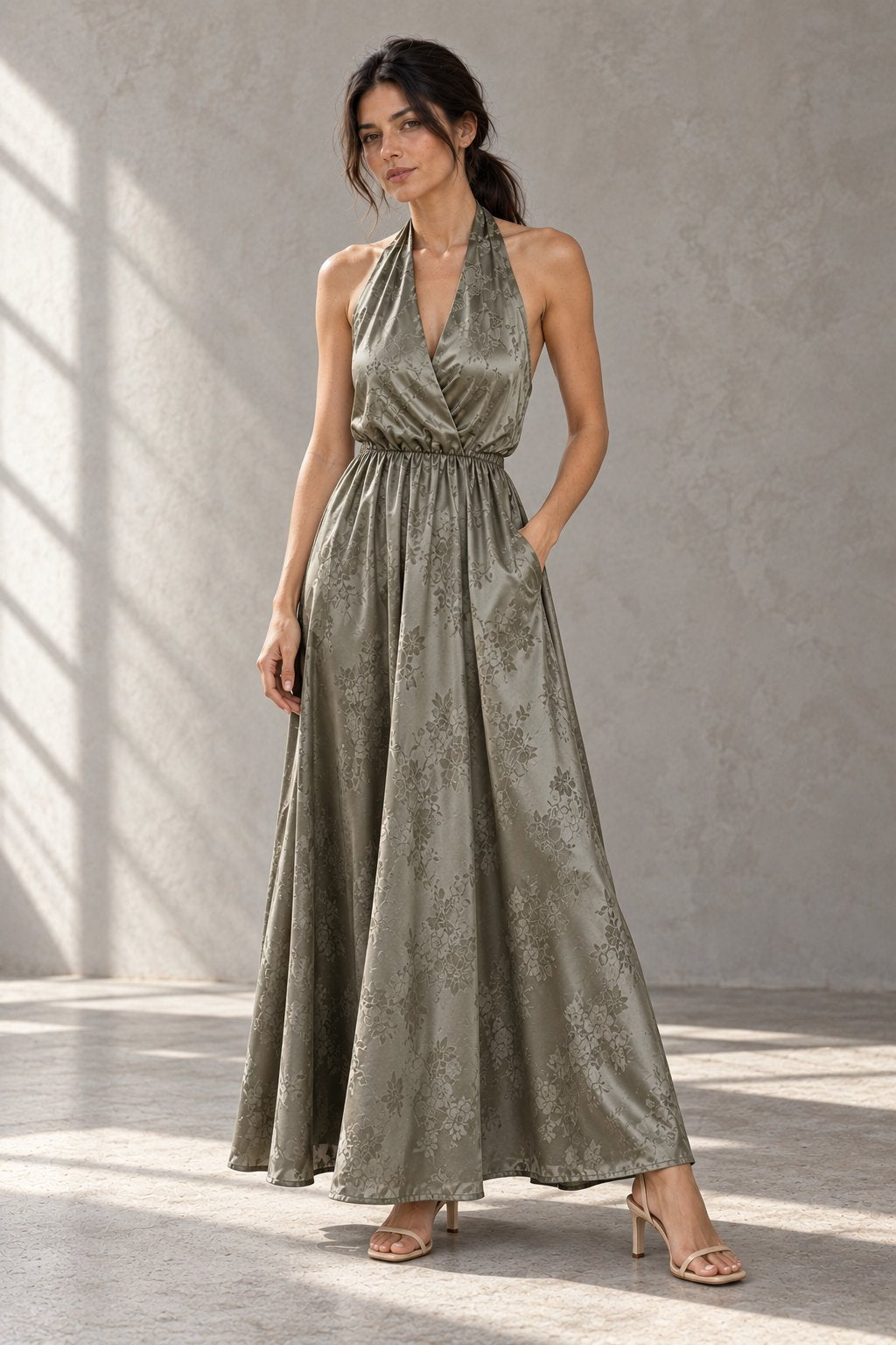 Robe longue satinée col halter