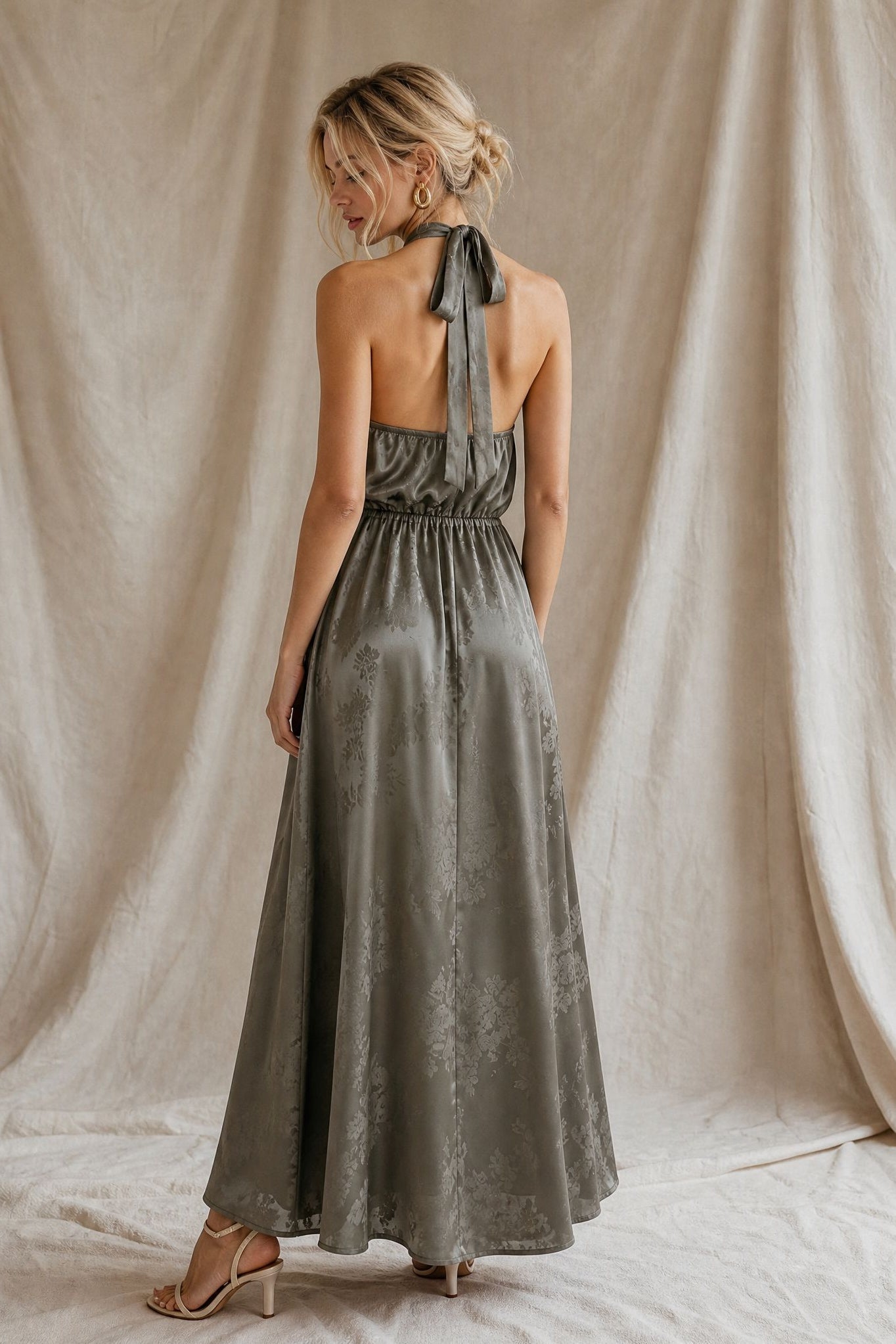 Robe longue satinée col halter