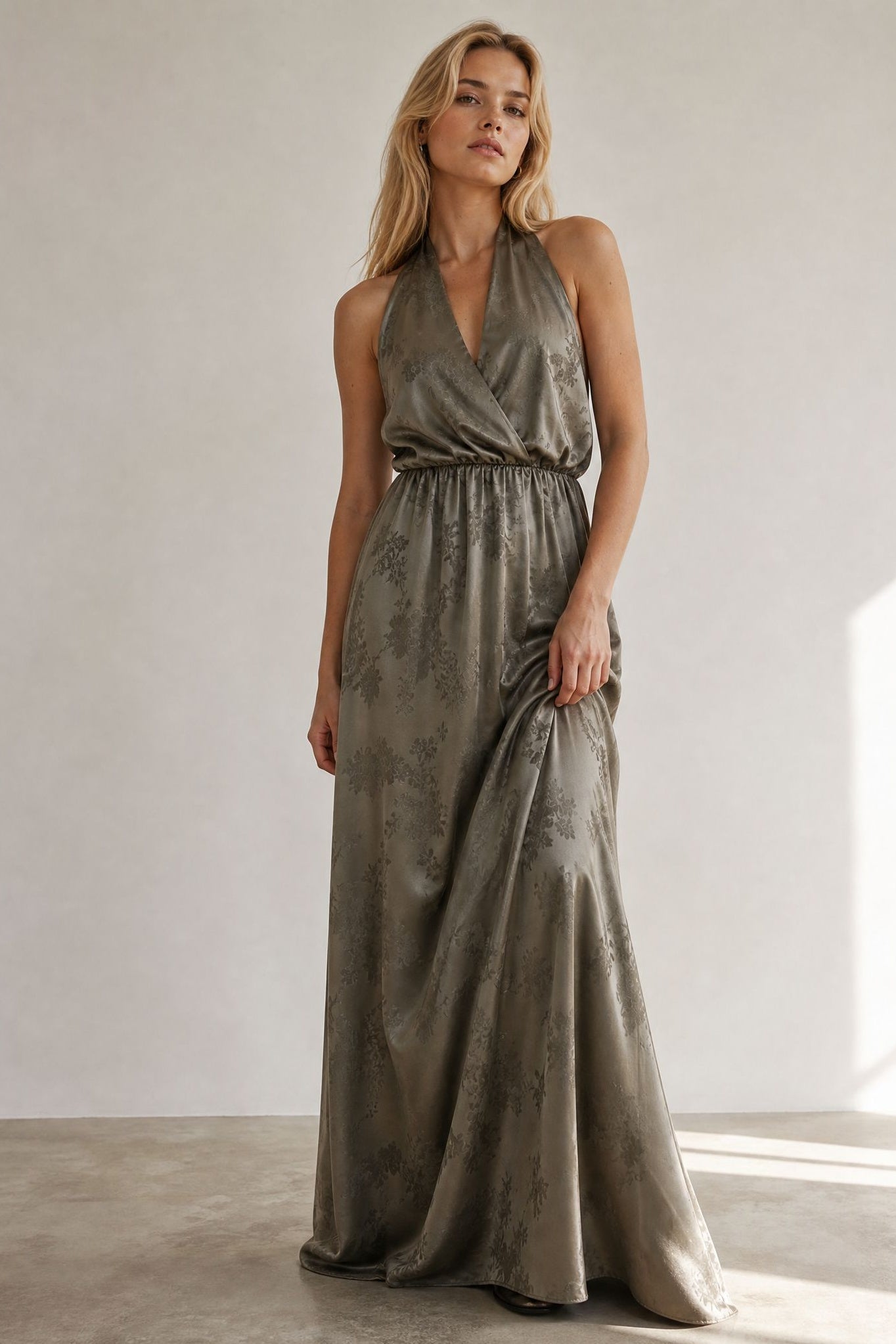 Robe longue satinée col halter