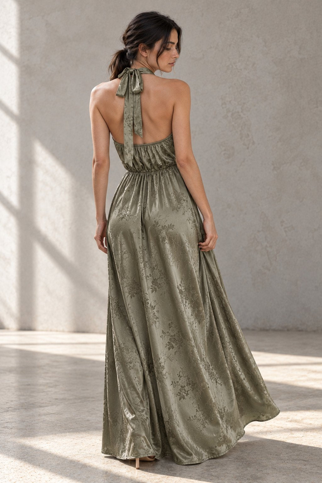 Robe longue satinée col halter