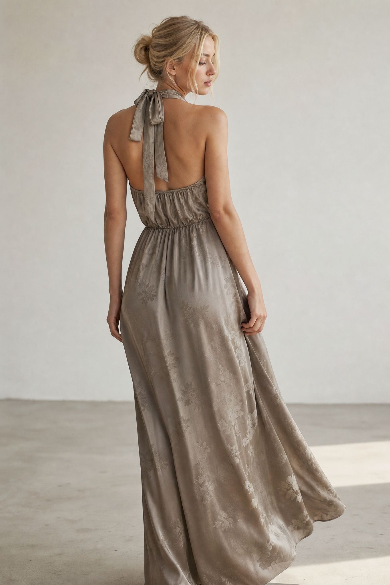 Robe longue satinée col halter