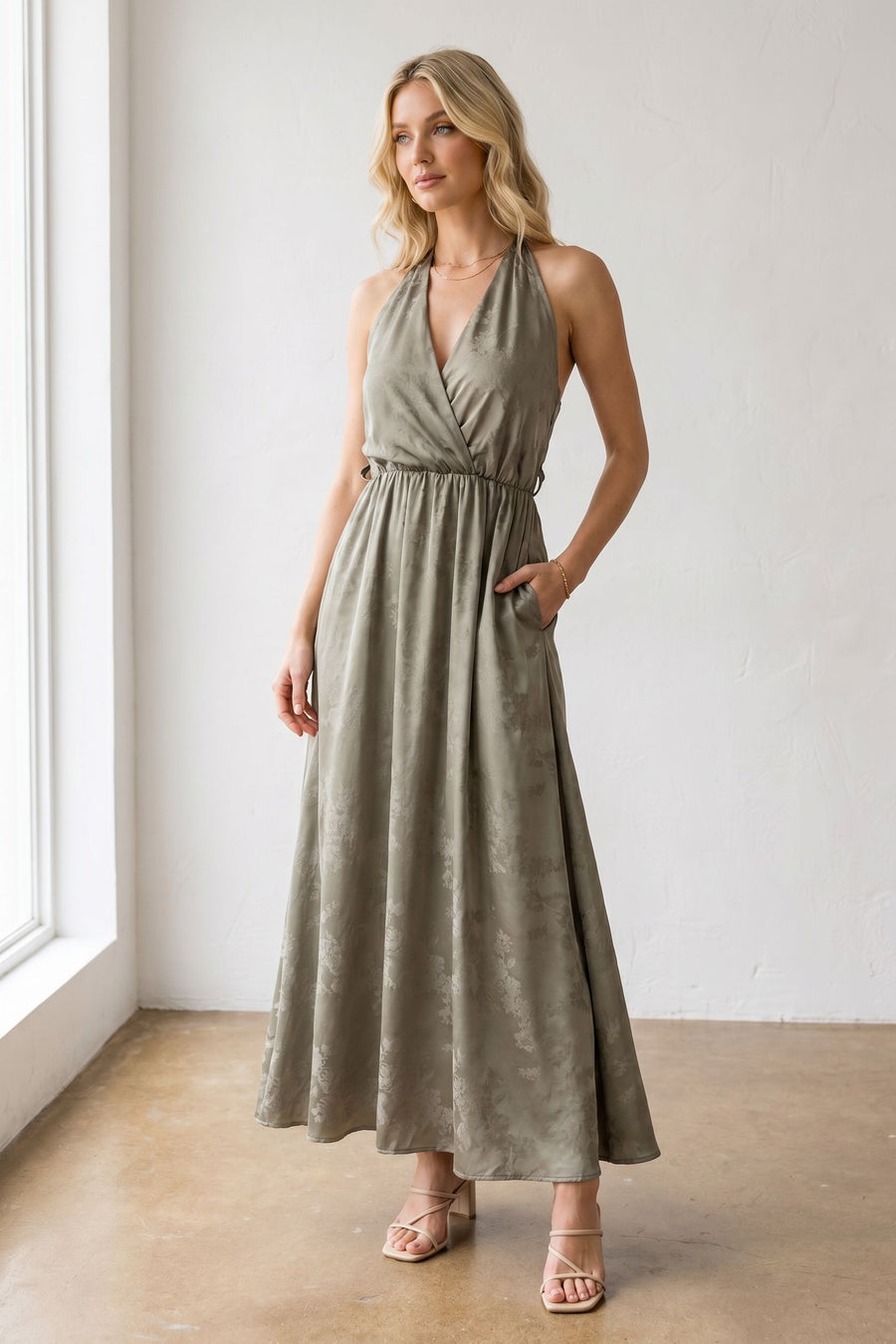 Robe longue satinée col halter